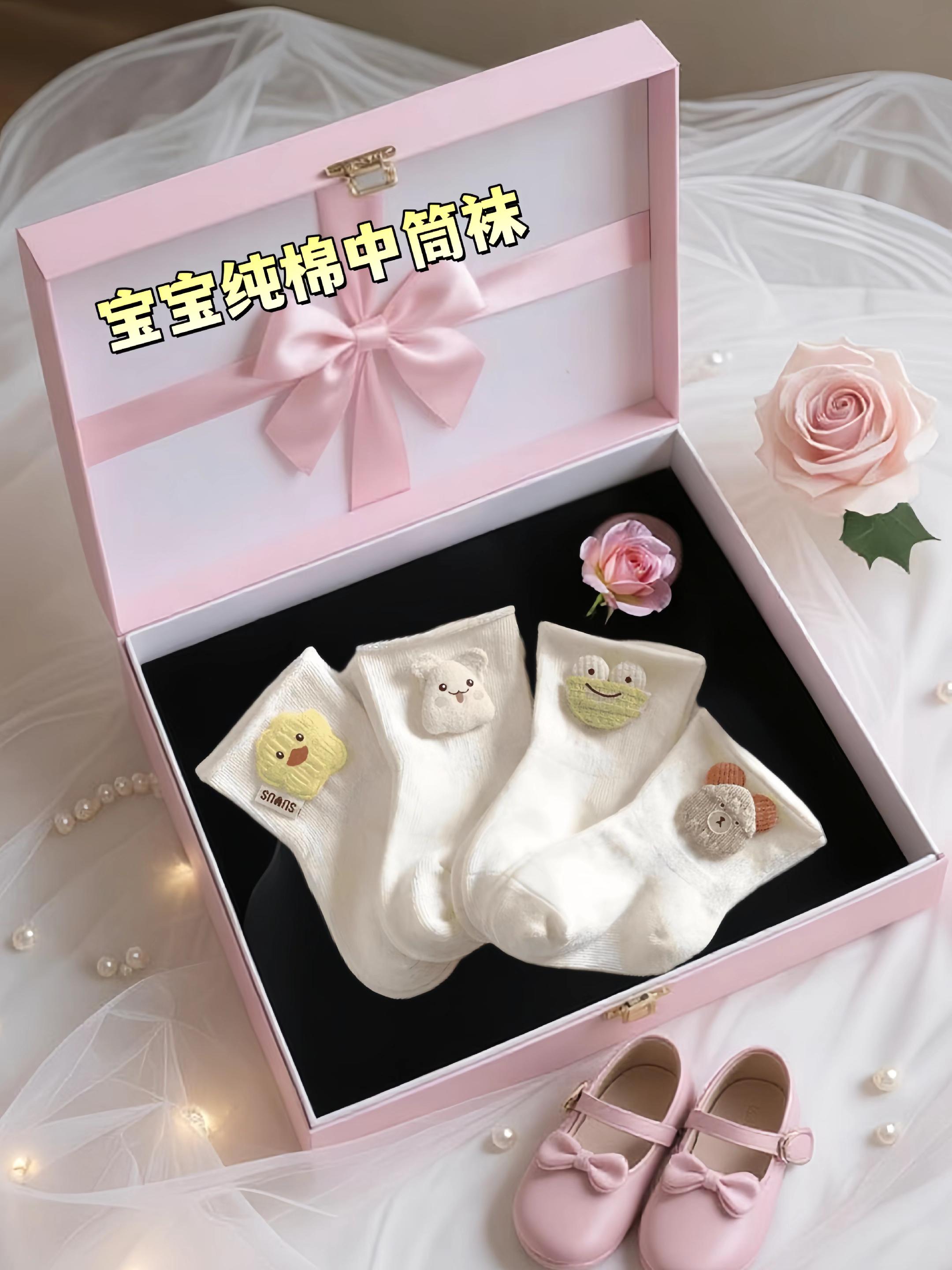 宝妈闭眼入!纯棉无骨中筒袜。家有萌宝,选袜子可得精心。这款纯棉无骨袜,纯棉面料柔软亲肤,透气又吸汗,宝宝脚丫时刻干干的。无骨工艺告别磨脚烦恼,给小脚丫温柔呵护。袜口弹性适宜,不勒脚踝。多样花色萌趣可爱,宝妈赶紧囤起来~#纯棉无骨袜 #宝宝袜子 #母婴好物推荐