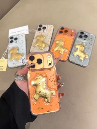 「马上有钱」,金色小马,透透的滴胶质感太绝了 手感好棒#创意手机壳  #这个手机壳真的长在我心巴上了#强烈推荐 #手机壳推荐 #苹果17