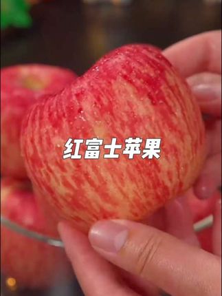 陕西洛川红富士苹果,可以带皮吃不打腊。自己吃或者送人都不错。皮薄肉厚,脆甜爽口多汁,果肉晶莹剔透,果香味浓郁。不管你离家多远,都可以吃到家乡的苹果#三农 #皮薄肉厚果肉饱满 #新鲜应季水果 #红富士苹果