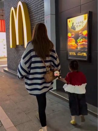 超火秋季穿搭一整套条纹针织毛衣百搭鲨鱼裤两件套#出街穿搭 #早秋穿搭公式 #谁穿谁好看 #路人视角 #今日穿搭