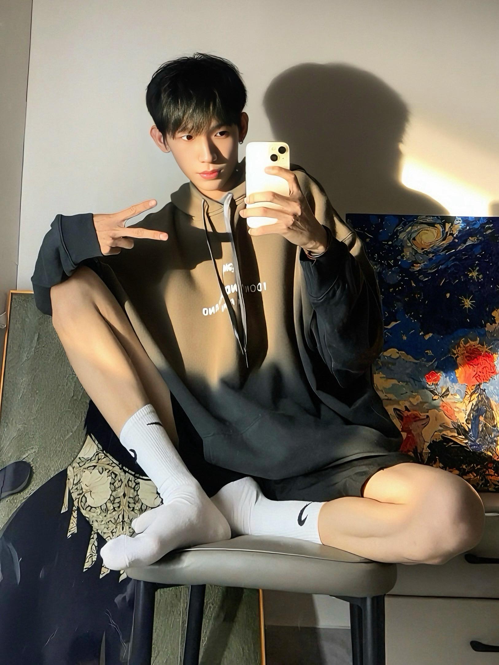 可是我只想和你聊天 怎么办。#男生穿搭日记 #阳光帅气 #今日分享 #型男穿搭 #帅气穿搭