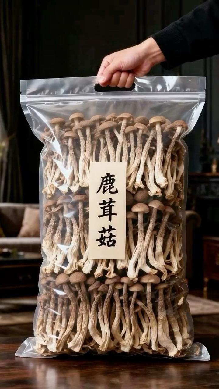 一口鲜到鲜掉眉!长白山鹿茸菇,家常快手菜的灵魂 不用泡发!不用去根!长白山直供的鹿茸菇,拆开包装简单冲洗,5分钟就能端上桌,厨房小白也能秒变大厨。 它不是普通菌菇!咬下去脆嫩有嚼劲,自带天然鲜甜味,炒肉、做汤、凉拌都绝配,吸饱汤汁后比肉还香,老人孩子都爱吃。 关键是营养超实在!富含膳食纤维和多种氨基酸,低卡高蛋白,追剧当零食、健身做轻食都合适,囤一次够吃大半个月。 现在下单还送独家调味包,这波鲜货手慢无,快给餐桌加份“鲜”! 需要我帮你整理一份鹿茸菇的3种快手菜谱吗?照着做就能轻松复刻餐厅级美味。#鹿茸菇 #干鹿茸菇