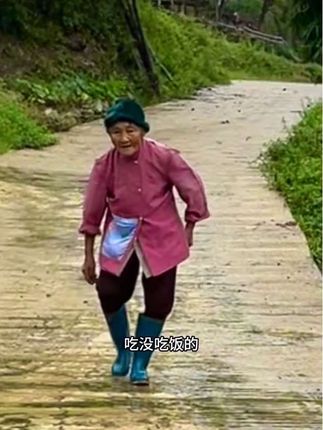 风雨无阻,回家,爷爷拿的筒筒孩来接我们了#记录真实生活 #爷爷 #婆婆