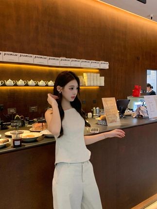 #上热门 抹的一个不吱声,没用的,一直在杠。他就是抹的又快又均匀啊,说什么身体乳都被手套吃了。他本身是用来抹美黑油的,吃身体乳这一块完全不用担心,在它里面是这种硅胶的,一点都不怕渗透进来。我真的太喜欢这种手套了,我快要过去的身体乳就靠它#美妆#手套#素颜霜#种草