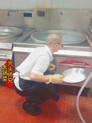 在重庆就不太适合做厨师太热了还要搞清洁