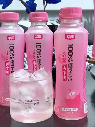 没有人能拒绝华洋新品香水椰椰子水的羊毛吧,口感好喝到离谱,一上新就是羊毛价,整箱到手15瓶,看看才多少,配料表干净只有百分百椰子水,入口椰香浓郁,清甜不腻,真不是那种糖水勾兑能比的,关键椰子水还是天然的电解质水,运动后来上一瓶清爽解渴,没喝过的赶紧试试#华洋 #香水椰 #椰子水 #天然的电解质 #好喝到心花怒放