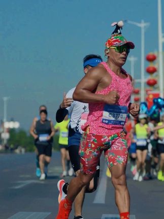 2025朝阳马拉松安全完赛!头戴二弟送的东北大花小驴帽,不仅吸睛拉满,还成功PB,这份幸运buff直接拉满~#马拉松 #2025朝阳马拉松 #跑步 #保姆级别的秦教练