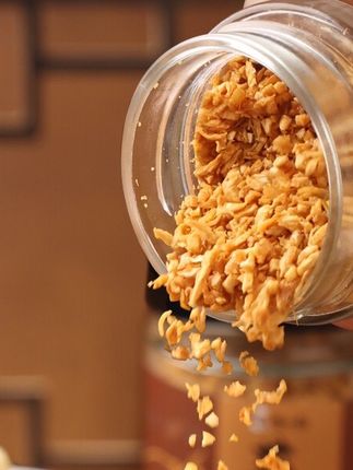 建议你们试试这个粤小厨的蒜头酥,不管是炒菜还是拌面,都特别好吃,新鲜大蒜炸出来的,蒜香浓郁,吃起来很过瘾#蒜头酥 #潮汕美食 #美食 #谁懂这一口好吃程度