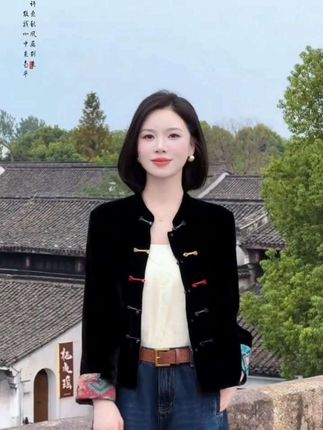 1. 国风与时尚的结合,穿上的不只是衣,更是自带光芒的坦荡。#气质穿搭 #美出高级感 #新中式穿搭 #外套 #一衣多穿通勤版
