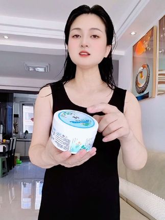 咱们小时候一直叫这个#痱子粉 它的粉质细腻,还是小时候那个味道,非常好闻,不愧是国货老品牌#六神爽身粉 #超便宜超划算 #好物推荐 #母婴好物@DOU+小助手