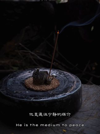 它是通往宁静的媒介,提醒着我们:生活,终将要回归内心的淳朴与真实…#纯铜古屋银蘑菇香插#手工打造 #空白艺品 #传统手艺制作