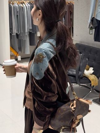今天瞬间爆单冲刺一万件的三件套!确实巨美 巨气质!对微胖女生也特别友好!视频裤子是爆单快十万条的咖色丝绒裤#爆款热卖中#日常vlog#秋冬穿搭