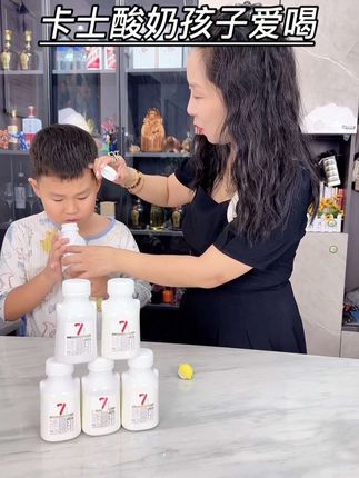 孩子爱运动蹦蹦跳跳是天性,建议妈妈们都给孩子多喝点益生菌的酸牛奶,里边添加七中益生菌,而且还是生牛乳发酵而成,孩子喝着特别友好#卡士007迷你罐酸奶、#卡士007AD钙酸奶、#7种益生菌、#AD钙酸奶