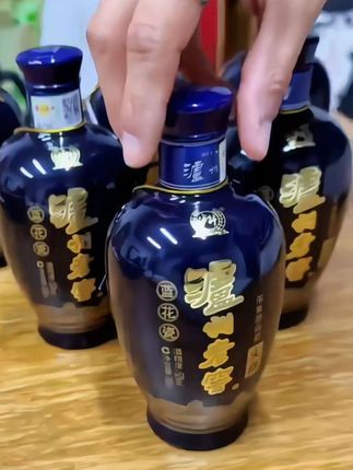 泸州老窖蓝花瓷168ml!一手掌握的精致好酒!随身携带太方便 发现宝藏小酒了!泸州老窖蓝花瓷头曲,经典浓香型,52度黄金比例🎯!特别推荐这168ml精致装,一手就能握住,质感太棒了!🍶酒香浓郁,口感醇正,一个人小酌刚刚好,出门旅行、朋友小聚带着也超方便!老品牌品质信得过,喜欢的别错过!#无限回购的宝藏单品 #泸州老窖 #浓香型白酒 #好喝不贵 #纯粮酿造好喝不上头