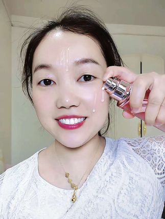 姐妹们如果家里水乳用完了,可以试试这款水乳护肤三件套,精华水好吸收,用后皮肤滑滑的清爽不油腻吆!#用一次就爱上它 #水乳套装 #保湿水乳推荐 #护肤套装 #让肌肤更加水润