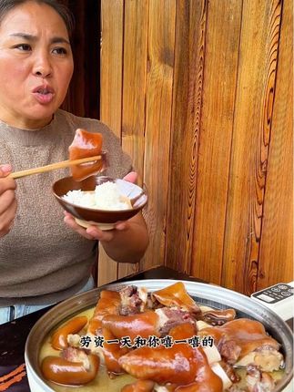 地地道道的贵州农家柴火烟熏腊猪脚,拿回去炖白芸豆萝卜海带耙耙糯糯的都非常巴适#记录真实生活#腊味#腊猪脚