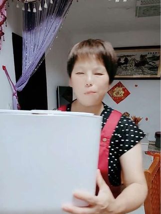家里经常吃饭的一定要买一个这样的米桶,它不仅外观好看,而且还是大容量的,可以轻松容纳二十斤大米。最厉害的是它的密封性非常好,采用双重硅胶密封设计,还搭配了潜入式开盖卡扣,实现三重有效密封,平时用来装米、面等都是不错的选择,非常实用的
