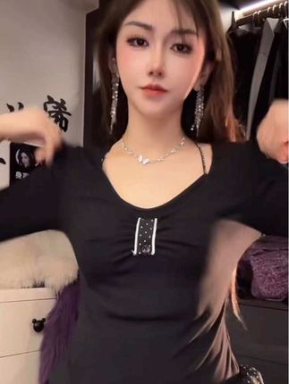 #上衣 (浠儿家)2025新款早秋黑色t恤高级感巨好看设计感上衣#分享穿搭 #好身材好气质 #黑色高级感穿搭 #高级穿搭