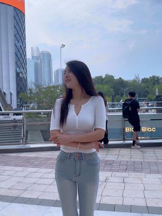 “走近,走进,走尽,总有一个人住在你心里,却消失在你的生活里”