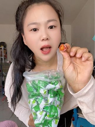 平时火锅烧烤不忌口,还好我有这个加强版的酵素青梅,我每天晚饭后吃一颗青梅,再喝500毫升的水,不一会儿就有感觉了~早起轻轻松松一整天,虽然美味,但是不要贪吃,你们也赶紧试试吧#青梅果