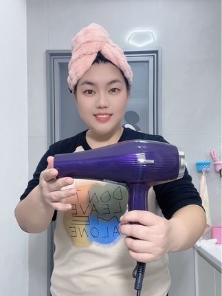 理发店同款的大功率蓝光护发#吹风机 真的太好用了,颜值高,风力大,低噪音,拿着也特别轻巧,头发几分钟就吹干了,关键这个价太香了#吹风机推荐 #负离子吹风机 #超便宜超划算