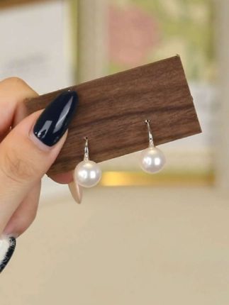 这款高跟鞋珍珠耳钉,以珍珠的温润点亮耳畔风情,以璀璨的细节呼应足尖的自信。   天然珍珠莹润如月,缀于耳垂,勾勒出女性柔美与高贵的双重魅力。无论是职场锋芒,还是约会浪漫,它都是不张扬的精致注脚。 #高跟鞋珍珠耳钉 #高跟鞋耳钩 #时尚饰品 #耳饰耳钉气质百搭 #珍珠耳钩