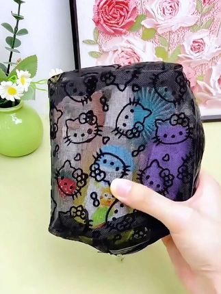姐妹们快来看看这个超可爱的包包!它是这种可透视的网纱小包,平时可以用来收纳各种小东西,出门携带很方便,而且放在包里也不占地方。它还是手拿的设计,拿取物品很轻松,有了它再也不用担心找不到东西了,真的太实用了!喜欢的朋友赶紧点击链接购买吧!#创作灵感 #网纱包 #化妆包 #小包包 #好物推荐🔥