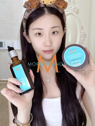 暴晒一天,发丝蔫蔫耷拉,奄奄一息,跟随@薇薇啊. 一起做好发丝晒后修护,摩洛哥油深层保湿发膜5分钟急救干枯发丝,灌注式密集补水,发丝原地弹润复活,水光焕发,搭配摩洛哥油经典护发精油,浓郁阿甘坚果油快速渗透发芯,注入顺滑光泽,予毛躁发尾双倍滋养。,#摩洛哥油Moroccanoil #富含摩洛哥油 #富含阿甘油 #摩洛哥油专业沙龙洗护 #摩洛哥油革新技术