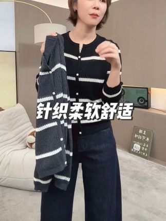 剪刀领镂空条纹针织套头衫,不压个子,小个高个都能穿,剪刀领很显颈脖的线条感.#我心劲了#美出高级感 #秋冬必备 减龄气质#洋气#每日分享