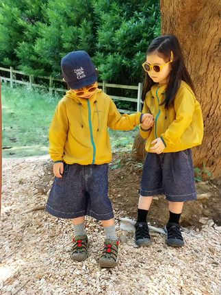 哥哥妹妹穿着同款小黄衣👧👦 手拉手在小森林里探险啦 阳光透过树叶洒下来 连空气都甜甜的~ 咱就是说,这画面谁看了不迷糊💕 有没有戳中你对童年的向往呀 快@ 你的搭子,一起去大自然撒欢~ #萌娃日常#防晒衣 #防晒衣推荐