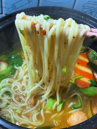 晚上整份麻麻辣辣的过桥米线,真是太幸福了!配料表就水和大米,自带的调料包一放,辣得超过瘾!还送小勺子,配菜随心加,煮完直接开炫,比外面煮的香多了!#米线#云南过桥米线#速食美食#好吃的米线推荐#美食推荐