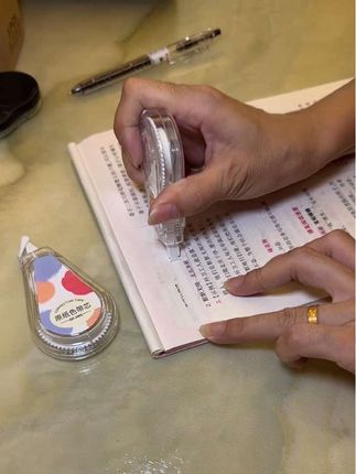 这个就是我儿子口中的隐形修正带!现在他们的作业本多数都是护眼纸张本子,这个新品的原纸修正带,在本子上,使用出来真不明显,不卡带,不断带,#修正带#文具安利