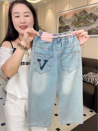 比运动裤还要软的水洗软牛仔裤,一定要给女儿安排上,太太太太好看,太好穿了~水洗软牛仔面料,柔软细腻,轻薄亲肤,超正的版型,显高显瘦显腿长,巨修饰腿型!!#秋冬穿搭 #牛仔阔腿裤 #面料柔软舒适 #潮童必备