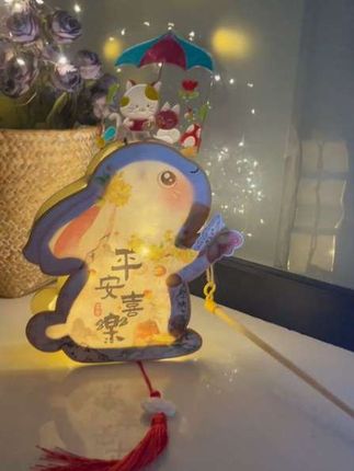 小朋友们喜欢的中秋节灯笼来啦!这是一款木质灯笼,拼装简单,带灯的一闪一闪特别好看!#中秋节灯笼 #木质灯笼 #兔子灯笼 #手工diy @巨量千川 @DOU+小助手
