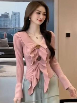 姐妹们挖到一件超温柔的早秋针织上衣,独特的荷叶边下摆设计真的太戳我了!面料软糯舒适,上身温柔又显瘦,无论是单穿还是叠穿都好好看啊!真的好喜欢这种简单又百搭的上衣。#高级感穿搭 #减龄显瘦穿搭 #优雅气质 #早秋穿搭显贵法则#早秋黑白灰穿搭测评