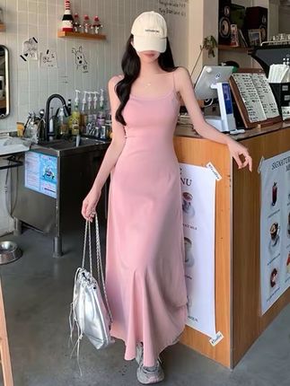 魔西女王树莓红气质收腰吊带连衣裙修身显瘦打底长裙#显高显瘦 #高级感穿搭 #今日穿搭 #甜美穿搭 #时尚洋气又减龄
