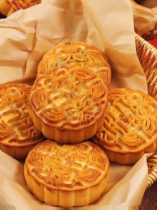 #美食推荐 #五仁月饼 #老五仁月饼 #月饼 #太好吃了  老五仁月饼,里面满满的馅料,儿时的味道