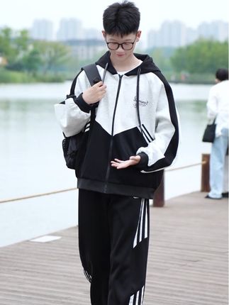 秋天来了,还在为穿什么而烦恼的妈妈们看看这套连帽开衫卫衣卫裤套装,上身帅气又有型!#男生穿搭 #男生穿搭 #外套穿搭