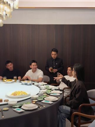 现在男人穿衣服真的是越来越简单 面料简单质感好就行 拍一件感受我们家的面料#强烈推荐 #男装搭配