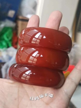 夏天穿旗袍再配一个红玛瑙手镯,简直是绝配!#红玛瑙手镯 #轮胎镯 #旗袍配饰 #手镯 #实拍
