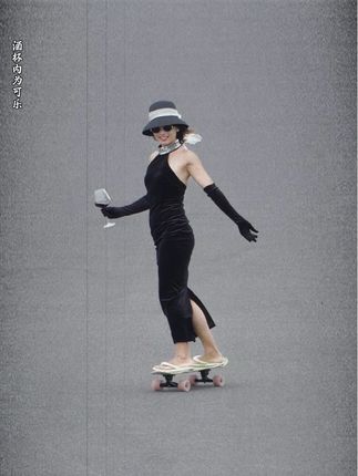 女人不用太漂亮,有点气质就够啦#滑板 #陆地冲浪板 #穿搭 #女人一定要活成自己喜欢的样子 #户外