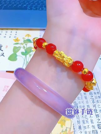 手链赛道文案素材 - 回复 @雨露爱分享的评论 不挑手型的貔貅手串✨
莹润红珠搭配立体貔貅,雕刻纹路精致有分量
弹力绳佩戴,各种手围都能贴合不勒手
红金配色衬肤色,显白提气色
日常休闲、国风穿搭戴上都很出彩
#貔貅手链 #国风配饰 #平价手链 #日常配饰@DOU+小助手 - 雨露爱分享作品
