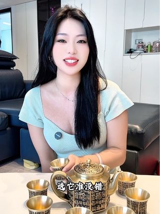 遇到这套黄铜茶具,大容量600毫升,一壶搭配八个杯子,日常送亲朋好友居家使用太合适了。#大容量黄铜壶 #大酒壶 #大茶壶#一壶八杯