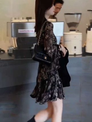 姐妹们,这条碎花连衣裙真的太美了!它是高腰的设计,穿上特别显瘦,而且面料是那种很有质感的,摸起来很舒服,上面还有小碎花的图案,非常的优雅,喜欢的小姐姐千万不要错过了。#面料舒适透气 #显瘦显高显腿长 #女装穿搭 #谁穿谁好看系列 #好物推荐🔥