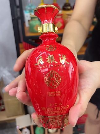 #五粮液 #白酒 #好物推荐🔥 #好物分享🔥 #好酒推荐 五粮液和美盛宴陶瓷瓶 白酒单瓶52度 有250ml和500ml的 价格很香 请客宴席自留摆柜都很合适