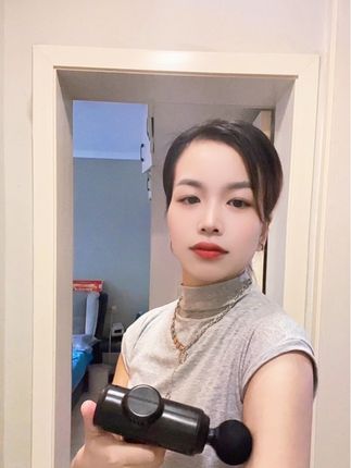一款自用送礼都非常好的全自动筋膜枪~家人们,我不允许还有健身党和久坐族不知道这款筋膜枪!性价比高到离谱,现在不冲后悔一整年。 巴掌大小的机身,轻巧便携,随手就能塞进包包里。无论是在健身房挥洒汗水后,还是在办公室久坐腰酸背痛时,都能随时随地拿出来给自己做个深度按摩。 别看它身材迷你,动力却不容小觑。多个档位随心调节,从轻柔舒缓到强劲有力,精准找到肌肉酸痛点,迅速缓解身体的疲劳。这性价比,打工人和健身爱好者闭眼冲!错过再等一年!#筋膜枪 #按摩放松 #好物推荐#解压#按摩器