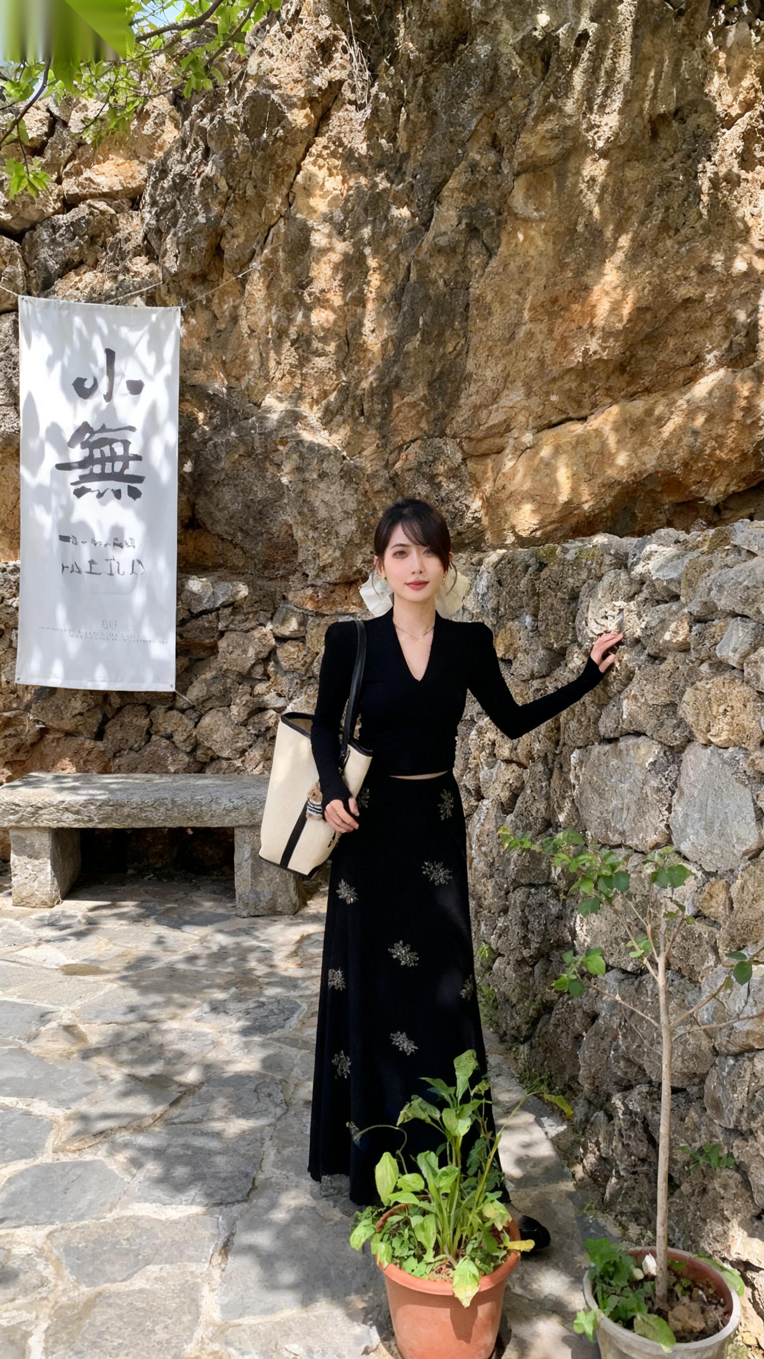 《书签上的日期》 顾远在书里发现张书签,日期是他和前女友分手的日子。他按日期去当年的咖啡馆,老板递来封信:“这是你前女友留下的,她说如果你来,就把信给你。” 信里写着:“我当时查出胃癌,怕拖累你才说分手,现在我走了,祝你找到更好的人。”