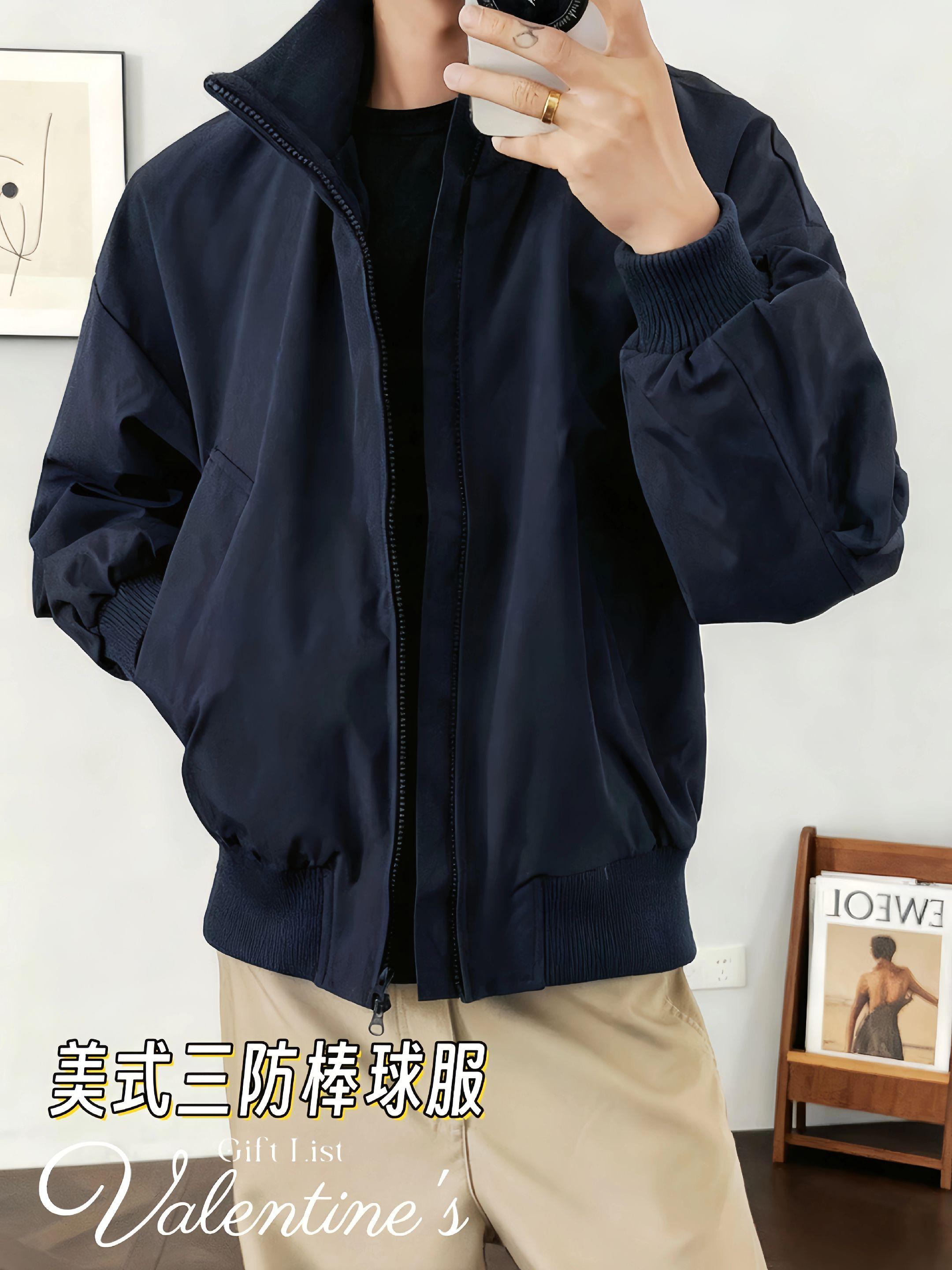 cleanfit飞行员夹克,春秋炸街神器。兄弟们,这件工装风飞行员夹克也太顶了!春秋穿刚好的厚度,bomber经典版型自带酷感,cleanfit风拿捏得死死的。美式街头范儿拉满,棒球服轮廓利落不臃肿,男生穿显瘦又显气场。重点是三防防水面料!下雨、溅水都不怕,日常打理超省心。多口袋设计又潮又能装,搭T恤+牛仔裤是随性少年感,配工装裤直接帅到没朋友。不管是出街、通勤还是轻户外,这件都能打,随便一套都出片。春秋想穿得有态度?这件闭眼入,轻松解锁高阶穿搭!#飞行员夹克 #春秋外套 #cleanfit风 #美式工装 #三防棒球服