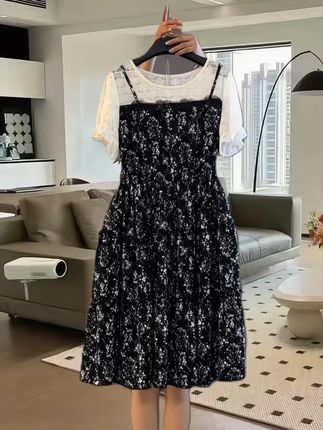 #减龄洋气穿搭 #遮肚子藏肉显瘦连衣裙 时尚甜美蕾丝拼接收腰显瘦法式碎花连衣裙#不怕你胖就怕你不时尚