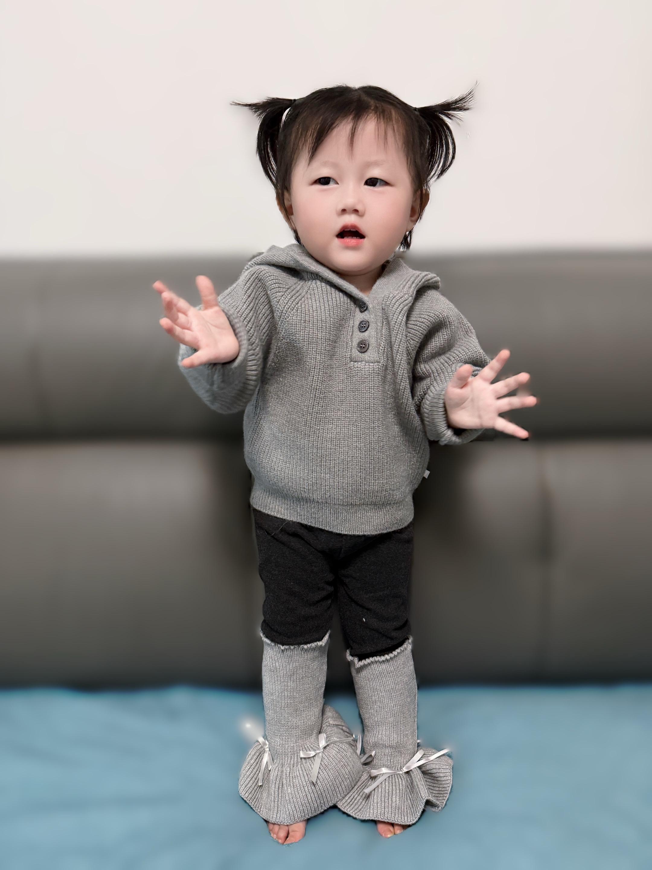 记录吧 趁现在 看着她慢慢褪去的婴儿感 才后知后觉时间过得好快 好像还没爱够小小的样子 就要长大了 #骗你生女儿 #萌娃穿搭 #女宝穿搭 #呆萌可爱 #潮童必备